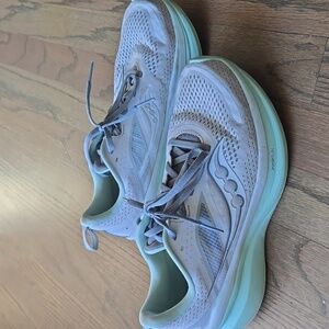 Saucony Women's Omni 22 Mint & Gray Size 8